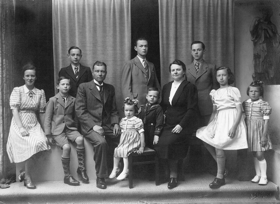 Vader ebn moeder Van Hecke met de negen kinderen